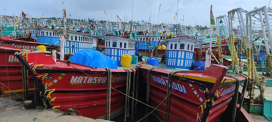 ಮಲ್ಪೆಯ ಬಂದರಿನಲ್ಲಿ ಲಂಗರು ಹಾಕಿರುವ ಯಾಂತ್ರೀಕೃತ ಬೋಟ್ಗಳು