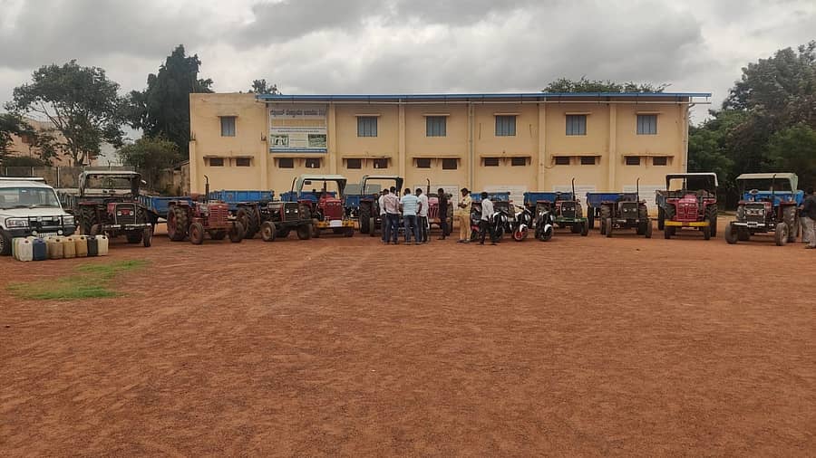 ಹೊಸಕೋಟೆ ಪೊಲೀಸರು ವಶಪಡಿಸಿಕೊಂಡ ಟ್ರ್ಯಾಕ್ಟರ್‌ಗಳು
