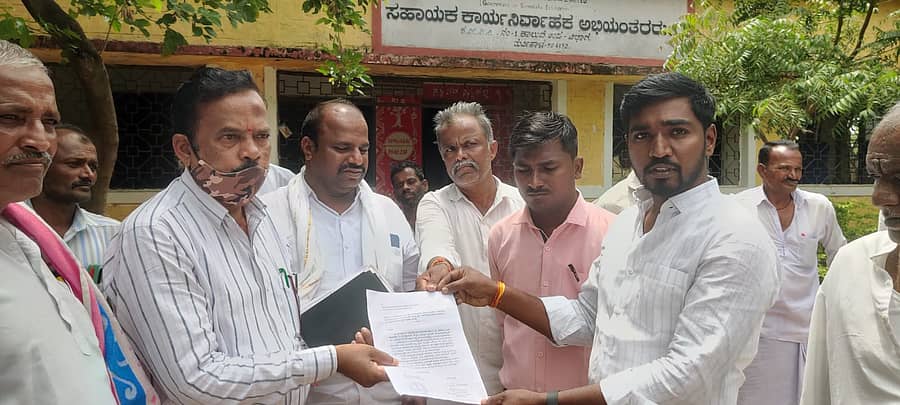 ತುರ್ವಿಹಾಳದಲ್ಲಿ ರೈತರು ಎಂಜಿನಿಯರ್‌ಗೆ ಮನವಿ ಸಲ್ಲಿಸಿದರು