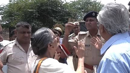 ಸಿಪಿಐ ಸದಸ್ಯರು ಪೊಲೀಸರೊಂದಿಗೆ ಚರ್ಚೆ ನಡೆಸಿದರು.