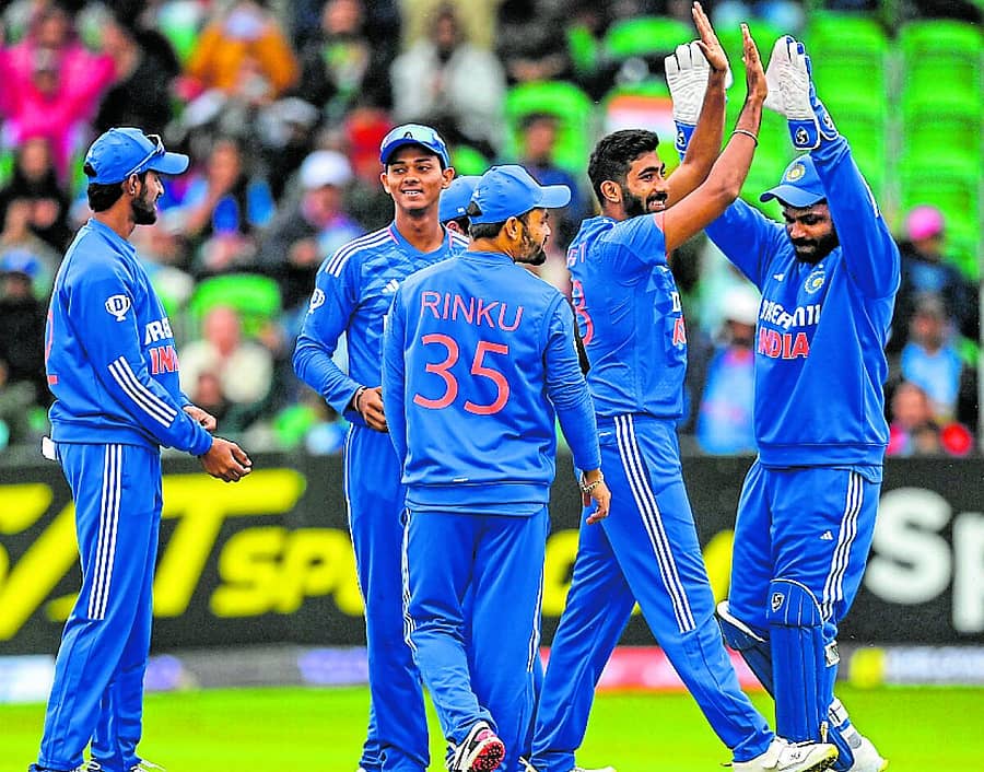 ವಿಕೆಟ್ ಗಳಿಸಿದ ಸಂಭ್ರಮದಲ್ಲಿ ಭಾರತ ತಂಡದ ಜಸ್ಪ್ರೀತ್ ಬೂಮ್ರಾ ಮತ್ತು ಸಹ ಆಟಗಾರರು –