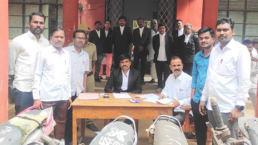 ಶಹಾಪುರ ಕೋರ್ಟ್ ನಲ್ಲಿ ವಿವಿಧ ಪ್ರಕರಣದಲ್ಲಿ ದಾಖಲೆಯಿಲ್ಲದೆ ಭಾಗಿಯಾಗಿದ್ದ 14 ದ್ವಿಚಕ್ರ ವಾಹನಗಳನ್ನು ಸೋಮವಾರ ಹೆಚ್ಚುವರಿ ನ್ಯಾಯಾಧೀಶರಾದ ಬಸವರಾಜ ಅವರ ಸಮ್ಮುಖದಲ್ಲಿ ಹರಾಜು ಪ್ರಕ್ರಿಯೆ ನಡೆಯಿಸಿದರು