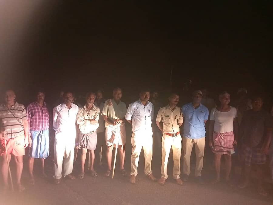 ಹೊನ್ನಾವರ ತಾಲ್ಲೂಕಿನ ಸ್ಥಿತಿಗಾರ ಶಾಲೆಯ ಸಮೀಪ ಬುಧವಾರ ಸಂಜೆ ಚಿರತೆ ಕಾಣಿಸಿಕೊಂಡ ಕಾರಣ ಗ್ರಾಮಸ್ಥರು ಅರಣ್ಯ ಇಲಾಖೆಯ ಸಿಬ್ಬಂದಿಯನ್ನು ಕರೆಸಿ ಮಾಹಿತಿ ನೀಡಿದರು