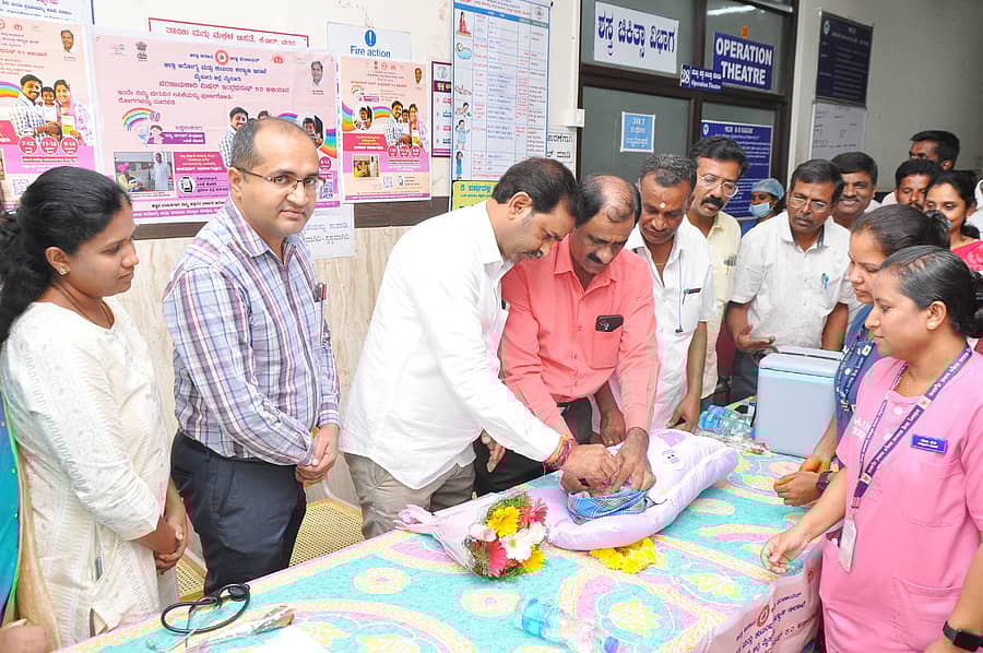 ಕೆ.ಆರ್.ನಗರ ತಾಯಿ ಮತ್ತು ಮಕ್ಕಳ ಆಸ್ಪತ್ರೆಯಲ್ಲಿ ಸೋಮವಾರ ಶಾಸಕ ಡಿ.ರವಿಶಂಕರ್ ಮಗುವಿಗೆ ಲಸಿಕೆ ಹಾಕುವ ಮೂಲಕ ಮಿಷನ್ ಇಂದ್ರಧನುಷ್ ಅಭಿಯಾನಕ್ಕೆ ಚಾಲನೆ ನೀಡಿದರು