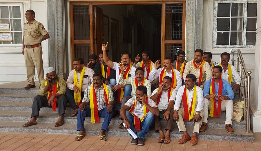 ಹೊಸಪೇಟೆ ನಗರಸಭೆಯ ಮಹತ್ವದ ಕಡಗಳು ನಾಪತ್ತೆಯಾಗಿರುವ ಪ್ರಕರಣಕ್ಕೆ ಸಂಬಂಧಿಸಿದಂತೆ ತಪ್ಪಿತಸ್ಥರನ್ನು ಅಮಾನತುಗೊಳಿಸಬೇಕು ಎಂದು ಆಗ್ರಹಿಸಿ ಕರ್ನಾಟಕ ರಕ್ಷಣಾ ವೇದಿಕೆ ವತಿಯಿಂದ ಗುರುವಾರ ಜಿಲ್ಲಾಧಿಕಾರಿ ಕಚೇರಿ ಬಳಿ ಪ್ರತಿಭಟನೆ ನಡೆಯಿತು –ಪ್ರಜಾವಾಣಿ ಚಿತ್ರ