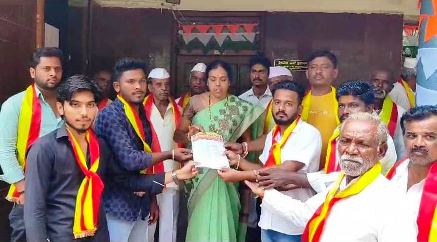 ಬೈಲಹೊಂಗಲದಲ್ಲಿ ಕರ್ನಾಟಕ ರಕ್ಷಣಾ ವೇದಿಕೆ, ಕನ್ನಡ ಸೇನೆಯ ಪದಾಧಿಕಾರಿಗಳು ಶಿರಸ್ತೇದಾರ್ ಎಸ್.ಅರ್. ಗೌಡರ ಅವರಿಗೆ ಮಂಗಳವಾರ ಮನವಿ ಸಲ್ಲಿಸಿದರು