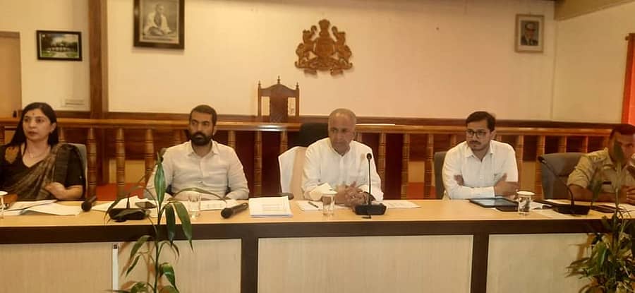 ಮೈಸೂರಿನಲ್ಲಿ ನಡೆಯಲಿರುವ ‘ಗೃಹಲಕ್ಷ್ಮಿ’ ಯೋಜನೆಗೆ ಚಾಲನೆ ನೀಡುವ ಕಾರ್ಯಕ್ರಮಕ್ಕೆ ಫಲಾನುಭವಿಗಳನ್ನು ಕೊಡಗು ಜಿಲ್ಲೆಯಿಂದ ಕರೆದುಕೊಂಡು ಬರುವ ಕುರಿತು ಕೊಡಗು ಜಿಲ್ಲಾ ಉಸ್ತುವಾರಿ ಸಚಿವ ಎನ್.ಎಸ್.ಭೋಸರಾಜು ಅವರು ಸೋಮವಾರ ಮಡಿಕೇರಿಯಲ್ಲಿನ ಜಿಲ್ಲಾಧಿಕಾರಿ ಕಚೇರಿಯಲ್ಲಿ ಸಭೆ ನಡೆಸಿದರು.