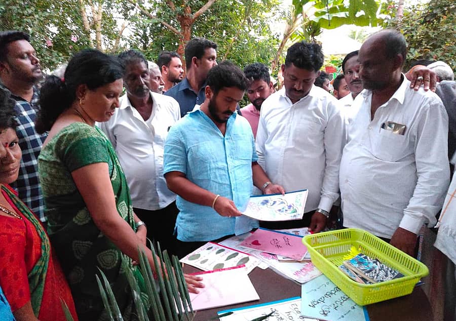 ಹುಣಸೂರು ತಾಲ್ಲೂಕಿನ ದೇವಗಳ್ಳಿ ಸರ್ಕಾರಿ ಹಿರಿಯ ಪ್ರಾಥಮಿಕ ಶಾಲೆಗೆ ಭೇಟಿ ನೀಡಿದ್ದ ಶಾಸಕ ಹರೀಶ್ ಗೌಡ ವಿದ್ಯಾರ್ಥಿಗಳು ಸಿದ್ಧಪಡಿಸಿದ ಪಠ್ಯೇತರ ಚಟುವಟಿಕೆ ಪುಸ್ತಕವನ್ನು ವೀಕ್ಷಿಸಿದರು