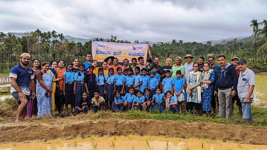 ಬಾಳೆಹೊನ್ನೂರು ಸಮೀಪದ ಕುಂದೂರಿನ ಪ್ರದೀಪ್ ಹೆಗ್ಡೆ ಗದ್ದೆಯಲ್ಲಿ ಜಯಪುರ ರೋಟರಿ ಕ್ಲಬ್ ವತಿಯಿಂದ ಕುಂದೂರು ಶಾಲಾ ಮಕ್ಕಳಿಗೆ ಭತ್ತದ ಸಸಿಮಡಿ ತಯಾರಿ,ನಾಟಿ ಕುರಿತ ಪ್ರಾತಕ್ಷಿತೆಯನ್ನು ಆಯೋಜಿಸಲಾಗಿತ್ತು
