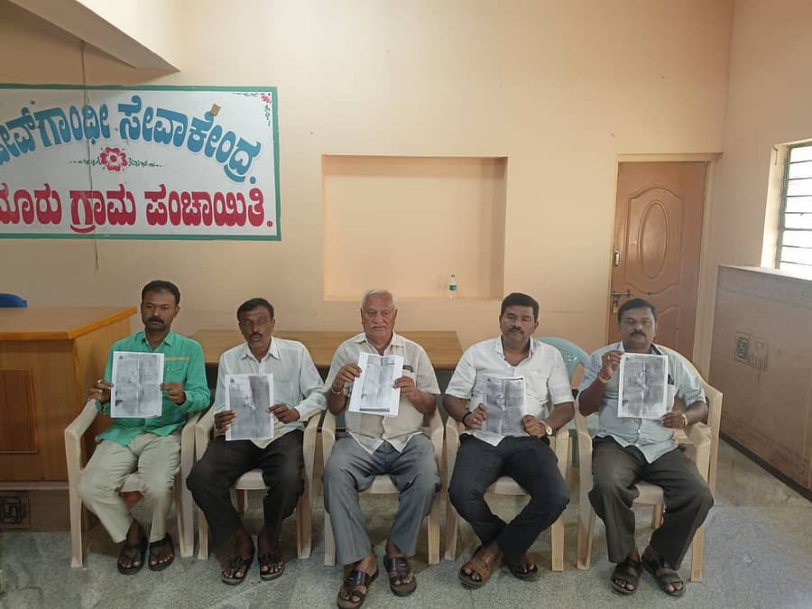 ಕುದೂರು ಗ್ರಾಮ ಪಂಚಾಯಿತಿಯ ಈ ಹಿಂದಿನ ಪಿಡಿಒ ಲೋಕೇಶ್ ಮಾಡಿರುವ ಭ್ರಷ್ಟಾಚಾರದ ಬಿಲ್ಗಳನ್ನು ಗ್ರಾ.ಪಂ ಸದಸ್ಯರಾದ ಕೆ.ಬಿ.ಬಾಲರಾಜು, ಕೆ.ಟಿ.ವೆಂಕಟೇಶ್ ಬಿಡುಗಡೆ ಮಾಡಿದರು