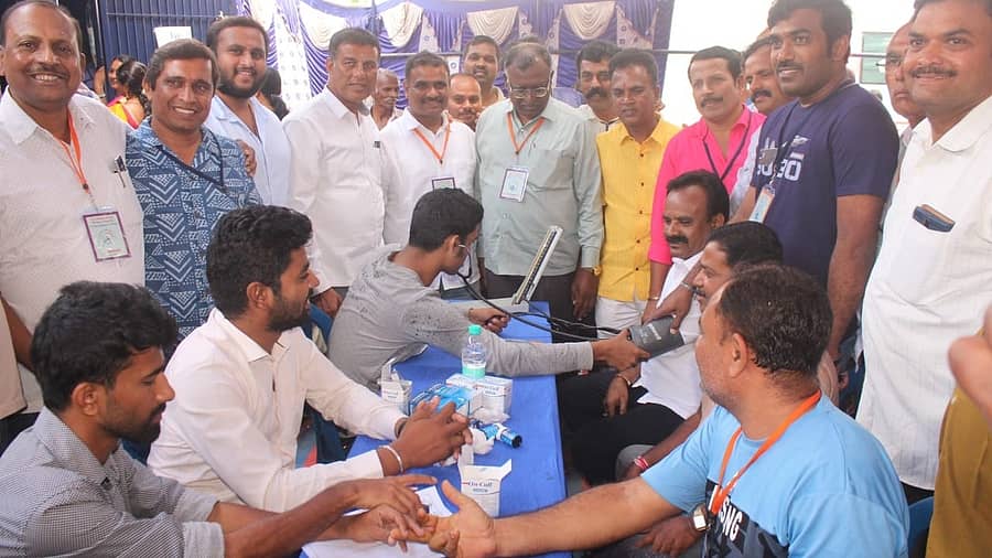 ಆರೋಗ್ಯ ಶಿಬಿರದಲ್ಲಿ ನಾಗರಿಕರ ವಿವಿಧ ಪರೀಕ್ಷೆಗಳನ್ನು ನಡೆಸಲಾಯಿತು. ಟ್ರಸ್ಟ್ ಅಧ್ಯಕ್ಷ ಧನಂಜಯ ಇದ್ದರು.