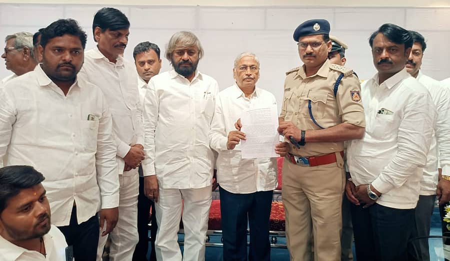 ಭಾಲ್ಕಿಯ ಆದಿತ್ಯ ಹೋಟೆಲ್ನಲ್ಲಿ ನಡೆದ ಮರಾಠಾ ಮುಖಂಡರ ಸಭೆಯಲ್ಲಿ ಜಿಲ್ಲಾ ಉಸ್ತುವಾರಿ ಸಚಿವ ಈಶ್ವರ ಖಂಡ್ರೆ ಸಮ್ಮುಖದಲ್ಲಿ ಮರಾಠಾ ಮುಖಂಡರಿಗೆ ಅಬಕಾರಿ ಅಧಿಕಾರಿ ಮದ್ಯದ ಅಂಗಡಿ ತೆರವು ಆದೇಶ ಪತ್ರ ನೀಡಿದರು