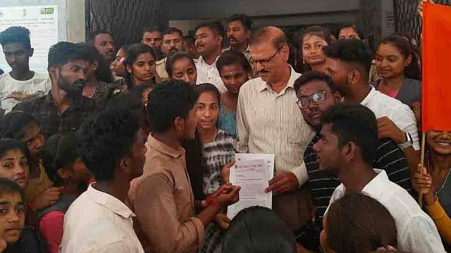 ಎನ್ಇಪಿ ರದ್ದತಿ ವಿರೋಧಿಸಿ ಅಖಿಲ ಭಾರತೀಯ ವಿದ್ಯಾರ್ಥಿ ಪರಿಷತ್ ನೇತೃತ್ವದಲ್ಲಿ ವಿವಿಧ ಶಾಲಾ–ಕಾಲೇಜುಗಳ ವಿದ್ಯಾರ್ಥಿಗಳು ಹಿರಿಯೂರಿನಲ್ಲಿ ಗುರುವಾರ ಬೃಹತ್ ಪ್ರತಿಭಟನೆ ನಡೆಸಿ ತಹಶೀಲ್ದಾರ್ ಅವರಿಗೆ ಮನವಿ ಸಲ್ಲಿಸಿದರು