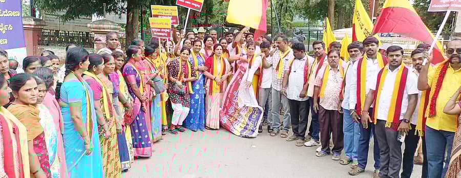 ತುಮಕೂರು ಜಿಲ್ಲಾಧಿಕಾರಿ ಕಚೇರಿ ಮುಂಭಾಗದಲ್ಲಿ ಶುಕ್ರವಾರ ತಮಿಳುನಾಡಿಗೆ ಕಾವೇರಿ ನೀರು ಹರಿಸದಂತೆ ಒತ್ತಾಯಿಸಿ ಕರ್ನಾಟಕ ರಕ್ಷಣಾ ವೇದಿಕೆ ಮಹಿಳಾ ಘಟಕದಿಂದ ಪ್ರತಿಭಟನೆ ನಡೆಯಿತು. ಮಹಿಳಾ ಘಟಕದ ಅಧ್ಯಕ್ಷೆ ಸುನಿತಾ ಮೂರ್ತಿ, ಪದಾಧಿಕಾರಿಗಳಾದ ಆರ್‌.ವಿ.ರಾಧಾ, ಕುಮಾರ್‌, ರಾಧ ಎಲ್.ಗೌಡ, ಹೊನ್ನಾಂಬಿಕೆ, ಉಮಾ, ಮಂಗಳಗೌರಮ್ಮ ಇತರರು ಇದ್ದಾರೆ