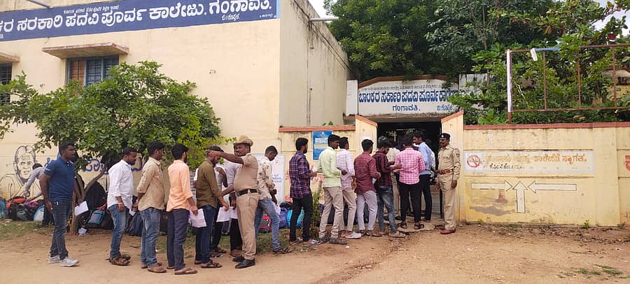 ಗಂಗಾವತಿ ನಗರದ ಎಂಎನ್ಎಂ ಬಾಲಕಿಯರ ಕಾಲೇಜು ಆವರಣದಲ್ಲಿ ಅಭ್ಯರ್ಥಿಗಳ ಪ್ರವೇಶ ಪತ್ರ ಪರಿಶೀಲಿಸಿದ ಸಿಬ್ಬಂದಿ