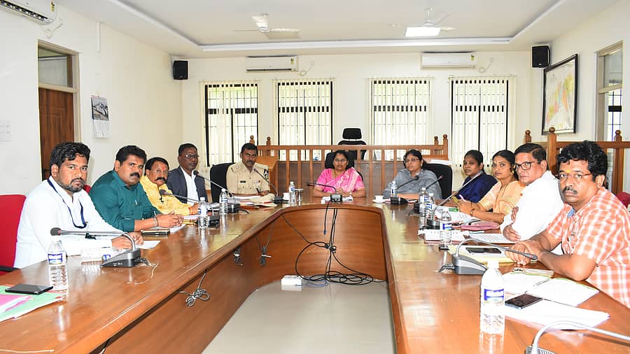 ಯಾದಗಿರಿ ಜಿಲ್ಲಾಧಿಕಾರಿ ಕಚೇರಿಯ ಸಭಾಂಗಣದಲ್ಲಿ ಶನಿವಾರ ನಡೆದ ಜಿಲ್ಲೆಯ ಅನುಸೂಚಿತ ಜಾತಿ, ಪಂಗಡಗಳ ದೌರ್ಜನ್ಯ ನಿಯಂತ್ರಣ ಜಾಗೃತಿ ಸಮಿತಿಯ ಸಭೆ ನಡೆಯಿತು