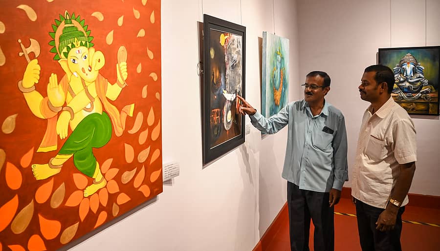 <div class="paragraphs"><p>ಕಲಾ ಪ್ರದರ್ಶನದಲ್ಲಿ ಜನರು ಕುತೂಹಲದಿಂದ ಗಣೇಶನ ಕಲಾಕೃತಿಗಳನ್ನು ಮಂಗಳವಾರ ವೀಕ್ಷಿಸಿದರು</p></div>