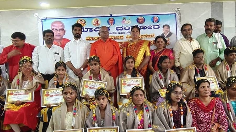 ದಾವಣಗೆರೆಯಲ್ಲಿ ಮಾದಿಗ ದಂಡೋರ ಸಮಿತಿಯಿಂದ ಭಾನುವಾರ ನಡೆದ ಕಾರ್ಯಕ್ರಮದಲ್ಲಿ ಶೇ 75ಕ್ಕಿಂತ ಹೆಚ್ಚು ಅಂಕ ಪಡೆದ ವಿದ್ಯಾರ್ಥಿಗಳನ್ನು ಅಭಿನಂದಿಸಲಾಯಿತು.