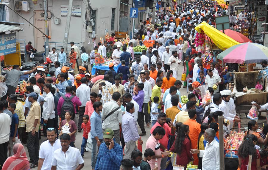 ವಿಜಯಪುರ ನಗರದ ಮಾರುಕಟ್ಟೆಯಲ್ಲಿ ಮಂಗಳವಾರ ಭಕ್ತರು ಗಣೇಶನ ಮೂರ್ತಿಗಳನ್ನು ಕೊಂಡೊಯ್ದರು–ಪ್ರಜಾವಾಣಿ ಚಿತ್ರ