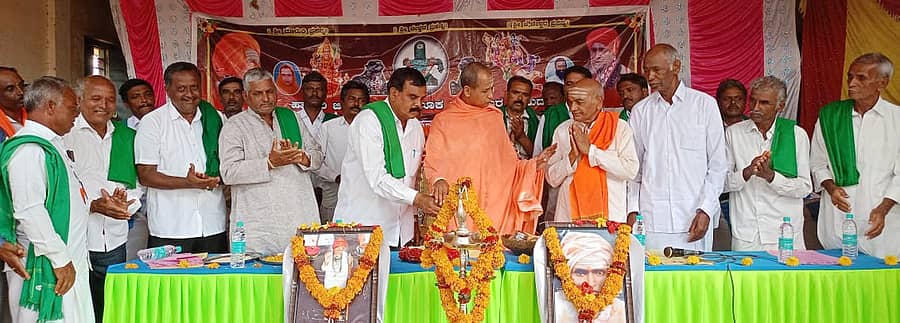 ಬ್ಯಾಡಗಿ ತಾಲ್ಲೂಕಿನ ಕೊಲ್ಲಾಪುರ ಗ್ರಾಮದಲ್ಲಿ ಪಂ. ಪುಟ್ಟರಾಜ ಕವಿ ಗವಾಯಿಗಳ 13ನೇ ಪುಣ್ಯಸ್ಮರಣೆ ಹಾಗೂ ಹಾನಗಲ್ ಗುರು ಕುಮಾರೇಶ್ವರರ 156ನೇ ಜಯಂತ್ಯುತ್ಸವ ನಿಮಿತ್ತ ಏರ್ಪಡಿಸಿದ್ದ ಜನಜಾಗೃತಿ ಧರ್ಮಸಭೆಯನ್ನು ರಟ್ಟಿಹಳ್ಳಿ ಕಬ್ಬಿಣಕಂತಿ ಮಠದ ಶಿವಲಿಂಗ ಶಿವಾಚಾರ್ಯ ಸ್ವಾಮೀಜಿ ಉದ್ಘಾಟಿಸಿದರು