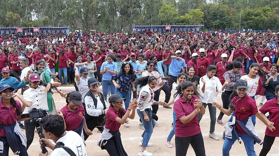  ಟ್ಯಾಪ್‌ರೂಟ್‌ ವಿದ್ಯಾಸಂಸ್ಥೆಗಳ ಬೃಹತ್ ಕ್ರೀಡಾಮೇಳ ಬೆಂಗಳೂರು ವಿಶ್ವವಿದ್ಯಾಲಯದ ಆವರಣದಲ್ಲಿ ನಡೆಯಿತು.