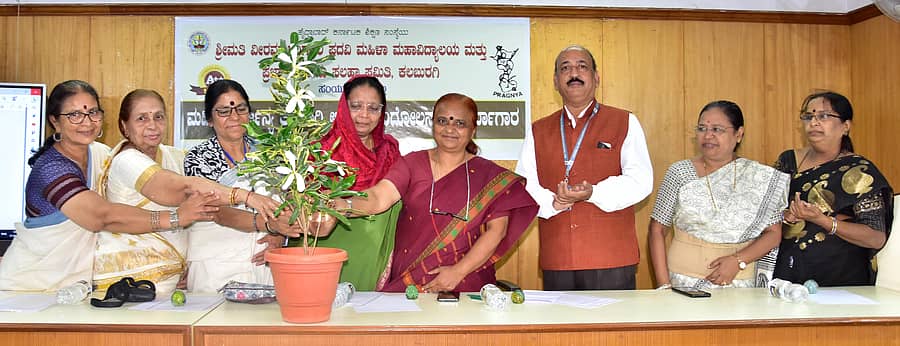 ಕಲಬುರಗಿಯ ಶ್ರೀಮತಿ ವೀರಮ್ಮ ಗಂಗಸಿರಿ ಮಹಿಳಾ ಮಹಾವಿದ್ಯಾಲಯಲ್ಲಿ ಮಹಿಳಾ ದೌರ್ಜನ್ಯ ತಡೆಗಾಗಿ ಅರಿವಿನ ಆಂದೋಲನ ನಡೆಸಲು ಸಂಪನ್ಮೂಲ ವ್ಯಕ್ತಿಗಳನ್ನು ಸಿದ್ಧಪಡಿಸುವ ಕಾರ್ಯಾಗಾರವನ್ನು ಗಣ್ಯರು ಉದ್ಘಾಟಿಸಿದರು