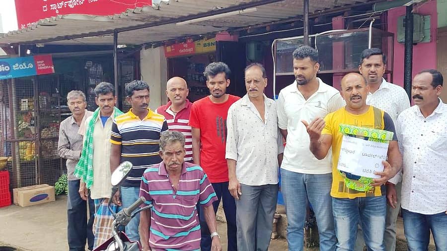 ಬಾಳೆಹೊನ್ನೂರು ಸಮೀಪದ ಕಡಬಗೆರೆಯಲ್ಲಿ ಬಸ್ ನಿಲ್ದಾಣ ಹೋರಾಟ ಸಮಿತಿ ಸದಸ್ಯರು ಬಿಕ್ಷಾಟನೆ ನಡೆಸಿ ಬಸ್ ನಿಲ್ದಾಣಕ್ಕೆ ವಂತಿಗೆ ಸಂಗ್ರಹಿಸಿದರು