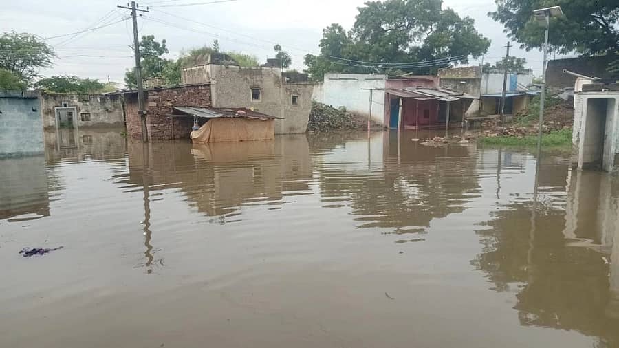 <div class="paragraphs"><p>ಮಲಪ್ರಭಾ ನದಿ ಪ್ರವಾಹದಿಂದಾಗಿ ಹುನಗುಂದ ತಾಲ್ಲೂಕಿನ ಕಜಗಲ್ ಗ್ರಾಮ ಜಲಾವೃತವಾಗಿರುವುದು </p></div>