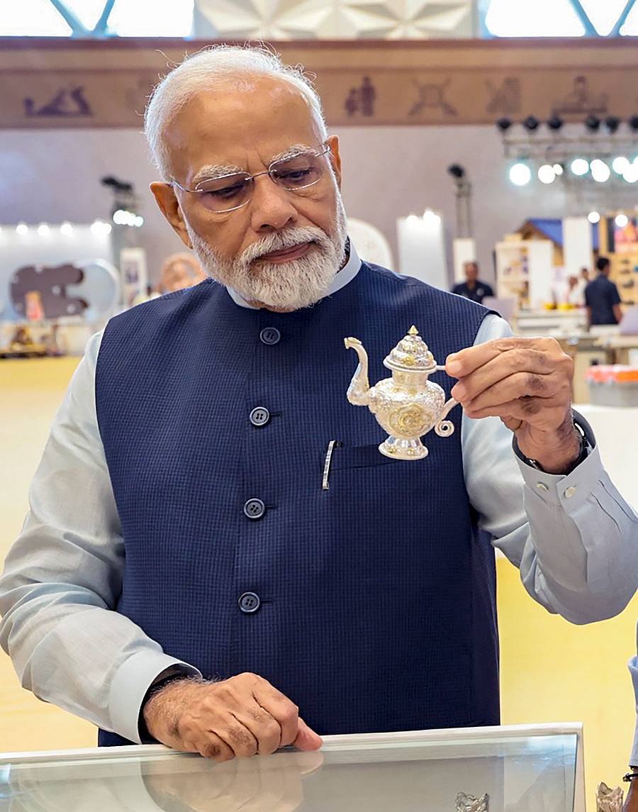 <div class="paragraphs"><p>ನವದೆಹಲಿಯಲ್ಲಿ ಭಾನುವಾರ ನಡೆದ ಇಂಡಿಯಾ ಇಂಟರ್‌ನ್ಯಾಷನಲ್‌ ಕನ್ವೆಂಷನ್ ಆ್ಯಂಡ್‌ ಎಕ್ಸ್‌ಪೋ ಸೆಂಟರ್‌ನ ಉದ್ಘಾಟನೆ ವೇಳೆ ಕುಶಲಕರ್ಮಿಯೊಬ್ಬರು ತಯಾರಿಸಿದ ವಸ್ತುವನ್ನು ಕುತೂಹಲದಿಂದ ವೀಕ್ಷಿಸಿದರು – </p></div>