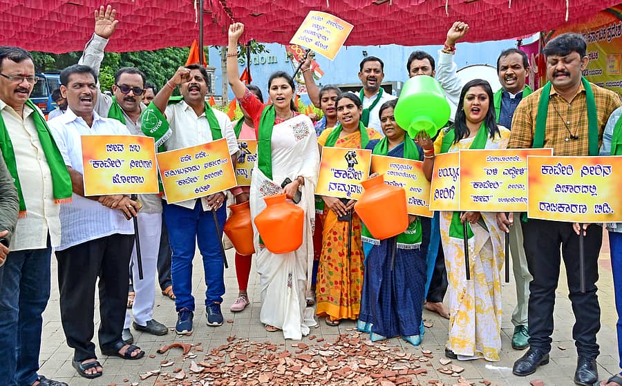 ತಮಿಳುನಾಡಿಗೆ ಕಾವೇರಿ ನೀರು ಹರಿಸಿರುವುದುನ್ನು ಖಂಡಿಸಿ ಭಾರತೀಯ ಕಿಸಾನ್ ಸಂಘದ ಸದಸ್ಯರು ಸ್ವಾತಂತ್ರ್ಯ ಉದ್ಯಾನವನದಲ್ಲಿ ಗುರುವಾರ ಪ್ರತಿಭಟನೆ ನಡೆಸಿದರು -ಪ್ರಜಾವಾಣಿ ಚಿತ್ರ