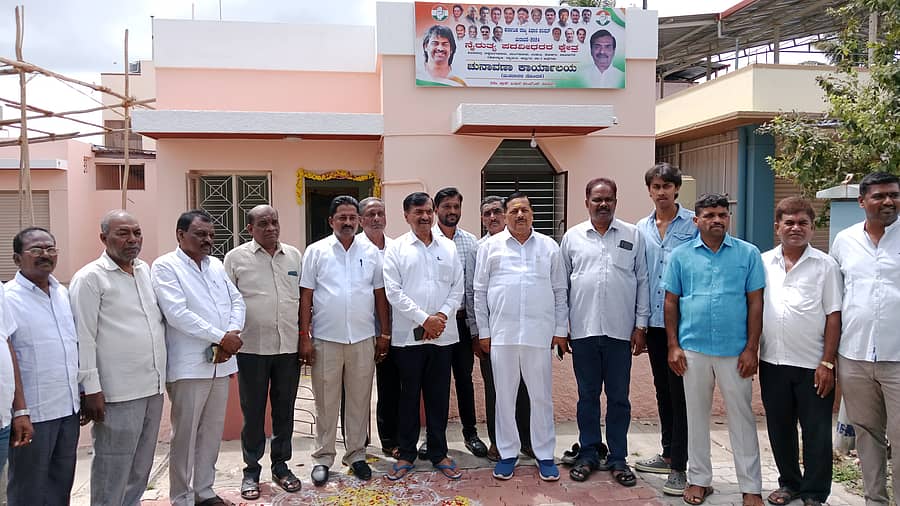 ಶಿವಮೊಗ್ಗ ಮಿಷನ್ ಕಾಂಪೌಂಡ್‌ನಲ್ಲಿ ಭಾನುವಾರ ನೈರುತ್ಯ ಪದವೀಧರ ಕ್ಷೇತ್ರ ಮತದಾರರ ನೋಂದಣಿ ಚುನಾವಣಾ ಕಾರ್ಯಾಲಯವನ್ನು ಕಾಂಗ್ರೆಸ್ ಮುಖಂಡ ಆಯನೂರು ಮಂಜುನಾಥ್ ಉದ್ಘಾಟಿಸಿದರು
