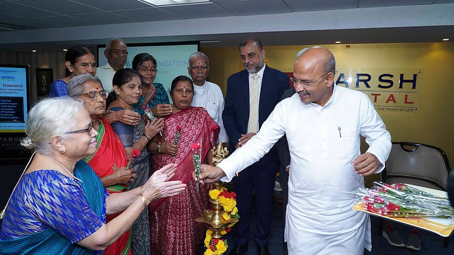 ನಿವೃತ್ತ ಶಿಕ್ಷಕರಿಗೆ ಡಾ.ಶರಣಪ್ರಕಾಶ್ ಪಾಟೀಲ ಶುಭಹಾರೈಸಿದರು. ಡಾ.ಶರಣ್ ಶಿವರಾಜ್ ಪಾಟೀಲ ಇದ್ದಾರೆ.