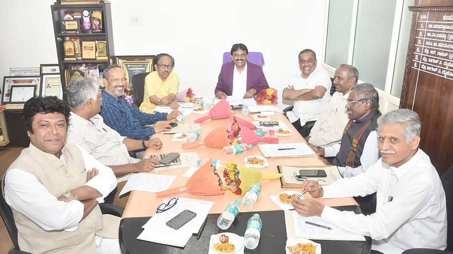 ಮೈಸೂರಿನ ರಾಜ್ಯ ಗಂಗೂಬಾಯಿ ಹಾನಗಲ್ ಸಂಗೀತ ಮತ್ತು ಪ್ರದರ್ಶಕ ಕಲೆಗಳ ವಿಶ್ವವಿದ್ಯಾಲಯದಲ್ಲಿ ಕುಲಪತಿ ಪ್ರೊ.ನಾಗೇಶ್ ವಿ. ಬೆಟ್ಟಕೋಟೆ ಅಧ್ಯಕ್ಷತೆಯಲ್ಲಿ ಬುಧವಾರ ತಜ್ಞರ ಸಮಿತಿ ಸಭೆ ನಡೆಯಿತು