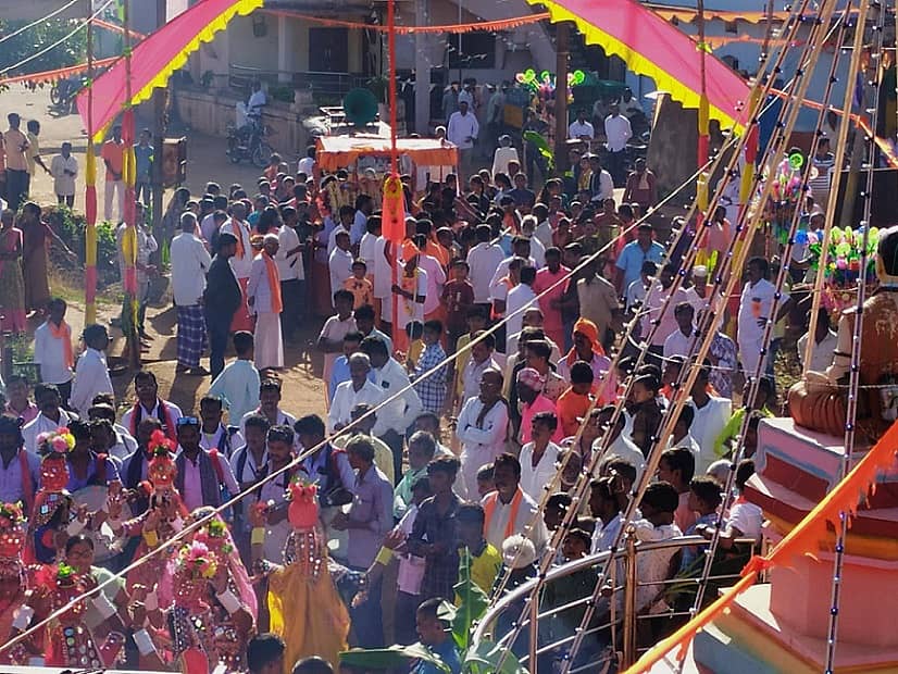 ಚಿಟಗುಪ್ಪ ತಾಲ್ಲೂಕಿನ ಮುತ್ತಂಗಿ ಗ್ರಾಮದಲ್ಲಿ ಸಾವಿರಾರು ಭಕ್ತರ ಮಧ್ಯೆ ಬುಧವಾರ ಭವ್ಯವಾಗಿ ರಾಚೊಟೇಶ್ವರ ದೇವರ ಪಲ್ಲಕ್ಕಿ ಉತ್ಸವ ನಡೆಯಿತು