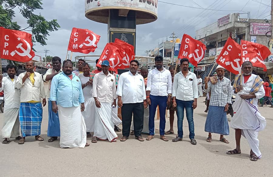 ಕನಕಗಿರಿಯ ವಾಲ್ಮೀಕಿ ವೃತ್ತದಲ್ಲಿ ಕೇಂದ್ರ ಸರ್ಕಾರದ ಬೆಲೆ ಏರಿಕೆ ನೀತಿ ವಿರೋಧಿಸಿ ಸಿಪಿಐ(ಎಂ) ಪಕ್ಷದಿಂದ ಪ್ರತಿಭಟನೆ ನಡೆಸಲಾಯಿತು