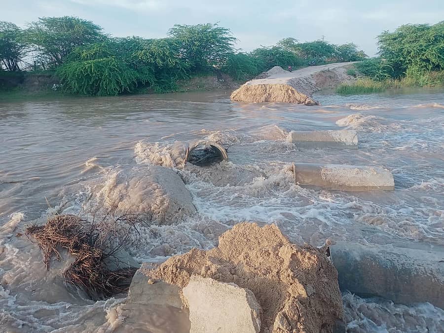ಮಾನ್ವಿ ತಾಲ್ಲೂಕಿನ ಮುಷ್ಟೂರು ಗ್ರಾಮದ ಹಳ್ಳಕ್ಕೆ ನಿರ್ಮಿಸಲಾದ ತಾತ್ಕಾಲಿಕ ಸೇತುವೆ ಭಾನುವಾರ ಕೊಚ್ಚಿ ಹೋಗಿರುವುದು