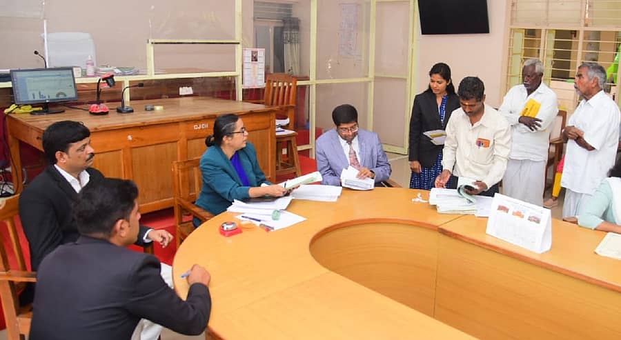 ಚಾಮರಾಜನಗರದ ಜಿಲ್ಲಾ ನ್ಯಾಯಾಲಯದಲ್ಲಿ ಶನಿವಾರ ಲೋಕ ಅದಾಲತ್ ನಡೆಯಿತು. ಜಿಲ್ಲಾ ಪ್ರಧಾನ ಮತ್ತು ಸೆಷನ್ಸ್ ನ್ಯಾಯಾಧೀಶರಾದ ಬಿ.ಎಸ್.ಭಾರತಿ, ಜಿಲ್ಲಾ ಕಾನೂನು ಸೇವೆಗಳ ಪ್ರಾಧಿಕಾರದ ಸದಸ್ಯ ಕಾರ್ಯದರ್ಶಿ ಶ್ರೀಧರ ಎಂ, ಜಿಲ್ಲಾ ವಕೀಲರ ಸಂಘದ ಅಧ್ಯಕ್ಷ ಉಮ್ಮತ್ತೂರು ಇಂದು ಶೇಖರ್ ಇತರರು ಇದ್ದರು