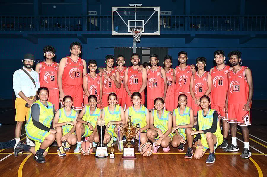 <div class="paragraphs"><p>ಪ್ರಶಸ್ತಿ ಗೆದ್ದ ಕಾರ್ಕಳದ ನಿಟ್ಟೆ ಕ್ಯಾಂಪಸ್ ಪುರುಷರ ಮತ್ತು ಮಹಿಳೆಯರ ತಂಡಗಳು. ನಿಂತವರು (ಎಡದಿಂದ): ಕೋಚ್ ರವಿಪ್ರಕಾಶ್, ನಿದೀಶ್, ಉತ್ತಪ್ಪ, ಜೀವನ್ ಶೆಟ್ಟಿ, ಸಲ್ಮಾನ್, ಸೃಜನ್ (ನಾಯಕ), ಮೋಹಿತ್, ಪೃಥ್ವಿರಾಜ್, ಕಾರ್ತಿಕ್, ವಿನೀತ್, ನಿನಾದ್ ಲೋಬೊ, ಆಯುಷ್ </p></div>