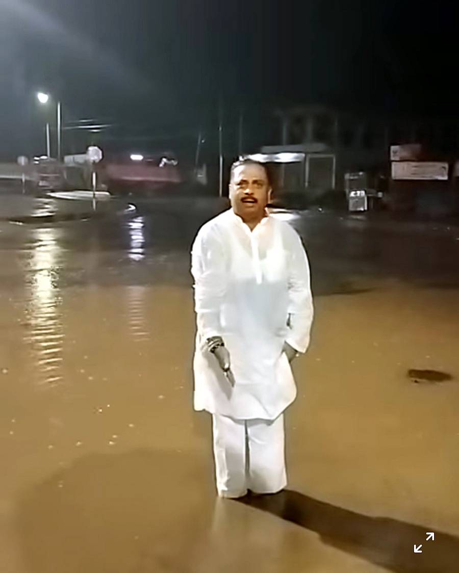 ಬಸವಕಲ್ಯಾಣದ ರಾಷ್ಟ್ರೀಯ ಹೆದ್ದಾರಿಯಿಂದ ನಗರ ಪ್ರವೇಶಿಸುವ ರಸ್ತೆಯಲ್ಲಿನ ಮಳೆ ನೀರಿನಲ್ಲಿ ಮಾಜಿ ಶಾಸಕ ಮಲ್ಲಿಕಾರ್ಜುನ ಖೂಬಾ ನಿಂತಿರುವುದು