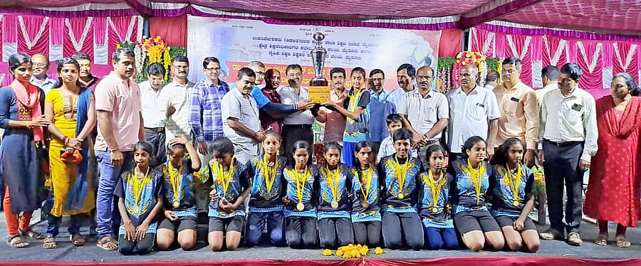 ಮೈಸೂರಿನ ಕುವೆಂಪು ಬೃಂದಾವನ ಪ್ರೌಢಶಾಲೆ ಮೈದಾನದಲ್ಲಿ ಶನಿವಾರ ಮುಕ್ತಾಯಗೊಂಡ ಪ್ರಾಥಮಿಕ ಹಾಗೂ ಪ್ರೌಢಶಾಲೆಗಳ ರಾಜ್ಯಮಟ್ಟದ ವಾಲಿಬಾಲ್ ಟೂರ್ನಿಯಲ್ಲಿ ಚಾಂಪಿಯನ್ ಆದ ಮೈಸೂರು ತಂಡ