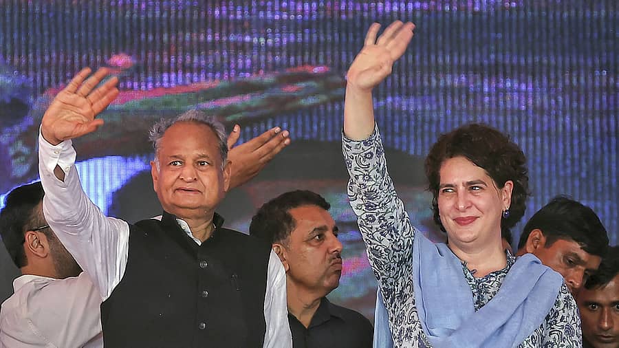 ರಾಜಸ್ಥಾನ ಟೋಂಕ್‌ ಜಿಲ್ಲೆಯ ನಿವಾಯಿಯಲ್ಲಿ ನಡೆದ ಕಾಂಗ್ರೆಸ್ ಪಕ್ಷದ ಸಾರ್ವಜನಿಕ ರ‍್ಯಾಲಿಯಲ್ಲಿ ಎಐಸಿಸಿ ಪ್ರಧಾನ ಕಾರ್ಯದರ್ಶಿ ಪ್ರಿಯಾಂಕಾ ಗಾಂಧಿ ವಾದ್ರಾ ಮತ್ತು ರಾಜಸ್ಥಾನದ ಮುಖ್ಯಮಂತ್ರಿ ಅಶೋಕ್ ಗೆಹಲೋತ್ ಅವರು ಜನರತ್ತ ಕೈಬೀಸಿದರು –ಪಿಟಿಐ ಚಿತ್ರ 