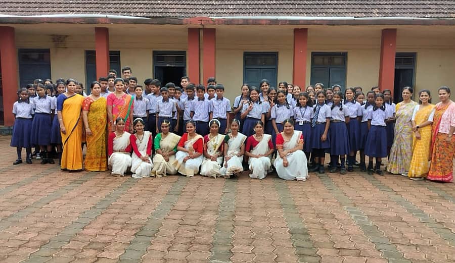 ಶಿಕ್ಷಕರ ದಿನಾಚರಣೆ ಅಂಗವಾಗಿ ನಾಪೋಕ್ಲು ಸಮೀಪದ ಮೂರ್ನಾಡಿನ ಅನುದಾನಿತ ಪ್ರೌಢಶಾಲೆಯ ವಿದ್ಯಾರ್ಥಿಗಳು ಶಿಕ್ಷಕರೊಂದಿಗೆ ಸಂಭ್ರಮಿಸಿದರು.