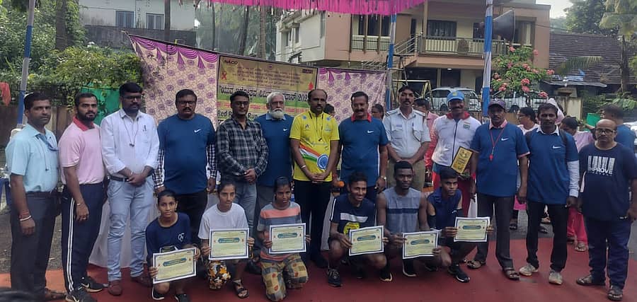 ಕಾರವಾರದಲ್ಲಿ ಆಯೋಜಿಸಿದ್ದ ಮ್ಯಾರಥಾನ್ ಸ್ಪರ್ಧೆಯಲ್ಲಿ ವಿಜೇತರಾದವರಿಗೆ ಬಹುಮಾನ ವಿತರಿಸಲಾಯಿತು