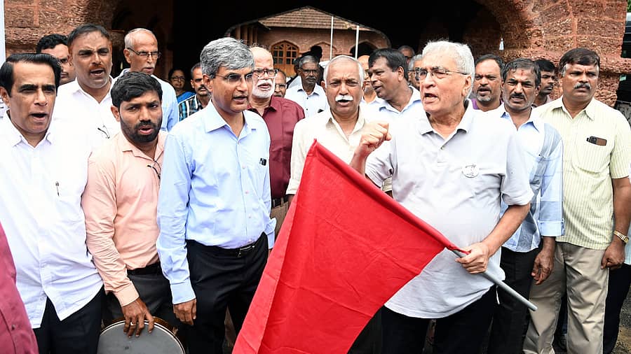 <div class="paragraphs"><p>ಕರ್ನಾಟಕದಲ್ಲಿ 1857ರ ಪ್ರಥಮ ಸ್ವಾತಂತ್ರ ಸಂಗ್ರಾಮಕ್ಕೆ ಸಂಬಂಧಿಸಿ ನಾಲ್ಕು ಘಟನೆಗಳು ಹಾಗೂ ಆ ಘಟನೆಗಳಲ್ಲಿ ಪ್ರಾಣತ್ಯಾಗ ಮಾಡಿದ 132 ಹುತಾತ್ಮರ ಹೆಸರುಗಳ ಫಲಕವನ್ನು ಮಂಗಳೂರು ವಿಶ್ವವಿದ್ಯಾಲಯ ಕಾಲೇಜಿನ ಆವರಣದಲ್ಲಿ ಪ್ರೊ. ಶಂಸುಲ್ ಇಸ್ಲಾಂ ಅನಾವರಣಗೊಳಿಸಿದರು. </p></div>