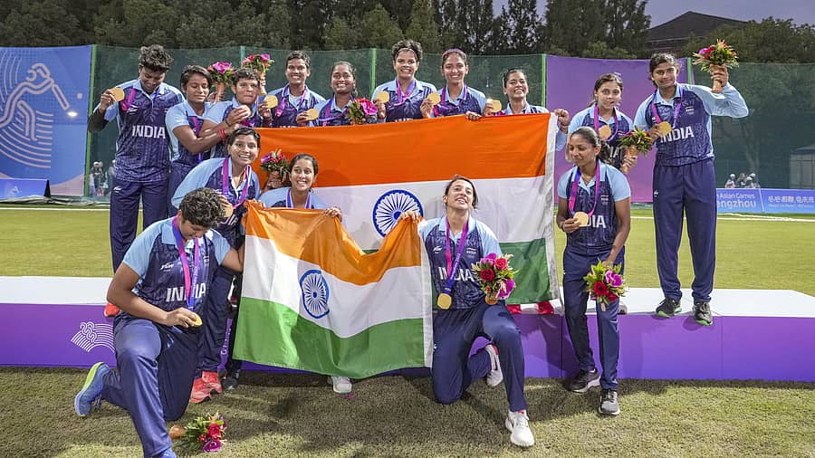 ಚೀನಾದಲ್ಲಿ ನಡೆಯುತ್ತಿರುವ ಏಷ್ಯನ್ ಕ್ರೀಡಾಕೂಟದಲ್ಲಿ ಮಹಿಳೆಯರ ಕ್ರಿಕೆಟ್ನಲ್ಲಿ ಚಿನ್ನದ ಪದಕ ಜಯಿಸಿದ ಭಾರತ ತಂಡ  –ಪಿಟಿಐ ಚಿತ್ರ