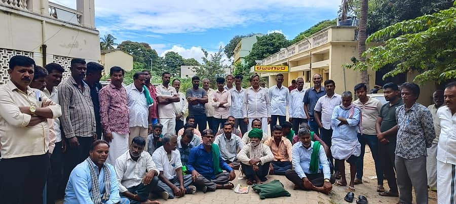 ವ್ಹೀಲಿಂಗ್ ಮಾಡಿ ರೈತನ ಸಾವಿಗೆ ಕಾರಣನಾದ ಆರೋಪಿಗೆ ಜೀವಾವಧಿ ಶಿಕ್ಷ ವಿಧಿಸಬೇಕು ಎಂದು ಆಗ್ರಹಿಸಿ ರೈತ ಸಂಘದ ಕಾರ್ಯಕರ್ತರು ಭಾನುವಾರ ಮೈಸೂರಿನ ಕೆ.ಆರ್.ಆಸ್ಪತ್ರೆ ಶವಾಗಾರದಲ್ಲಿ ಪ್ರತಿಭಟನೆ ನಡೆಸಿದರು