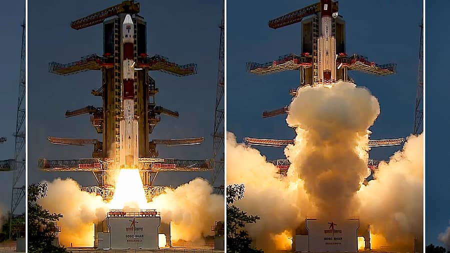 ‘ಆದಿತ್ಯ ಎಲ್1’ ಹೊತ್ತಿದ್ದ ರಾಕೆಟ್ ಶ್ರೀಹರಿಕೋಟದ ಉಡ್ಡಯನ ಕೇಂದ್ರದಿಂದ ನಭದತ್ತ ಚಿಮ್ಮಿದ ವಿವಿಧ ಹಂತದ ನೋಟ. –ಪಿಟಿಐ ಚಿತ್ರ