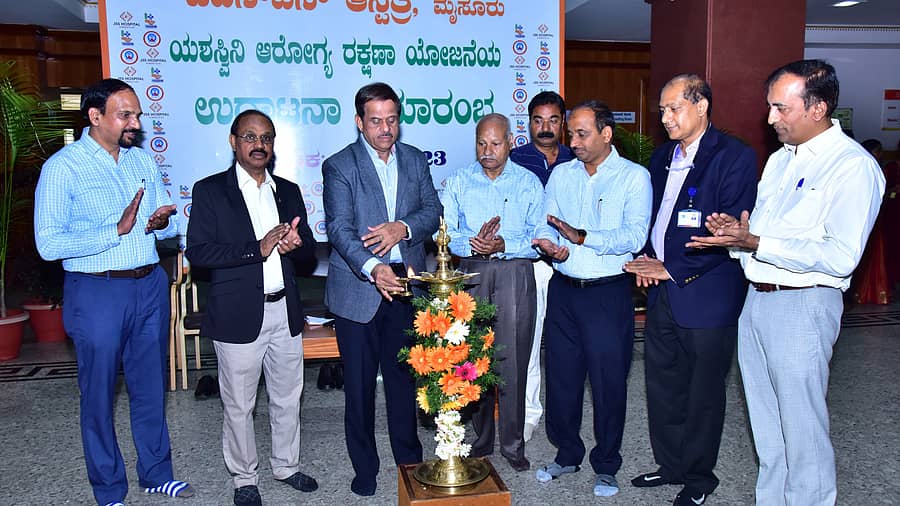 ಮೈಸೂರಿನ ಜೆಎಸ್ಎಸ್ ಆಸ್ಪತ್ರೆಯಲ್ಲಿ ಸೋಮವಾರ ಯಶಸ್ವಿನಿ ಆರೋಗ್ಯ ವಿಮಾ ಯೋಜನೆಗೆ ಜೆಎಸ್ಎಸ್ ಮಹಾವಿದ್ಯಾಪೀಠದ ಕಾರ್ಯನಿರ್ವಾಹಕ ಕಾರ್ಯದರ್ಶಿ ಸಿ.ಜಿ.ಬೆಟಸೂರಮಠ ಚಾಲನೆ ನೀಡಿದರು