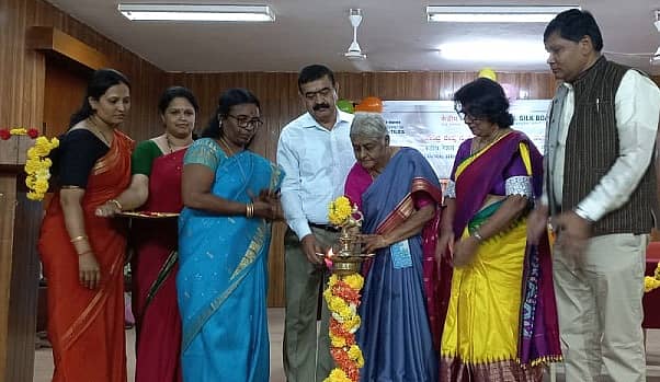ಮೈಸೂರಿನ ಸಿಎಸ್‌ಆರ್‌ಟಿಐನಲ್ಲಿ ಬುಧವಾರ ನಡೆದ ರೇಷ್ಮೆ ದಿನಾಚರಣೆಯನ್ನು ನಿವೃತ್ತ ವಿಜ್ಞಾನಿ ಜಿ. ಗೀತಾದೇವಿ ಉದ್ಘಾಟಿಸಿದರು