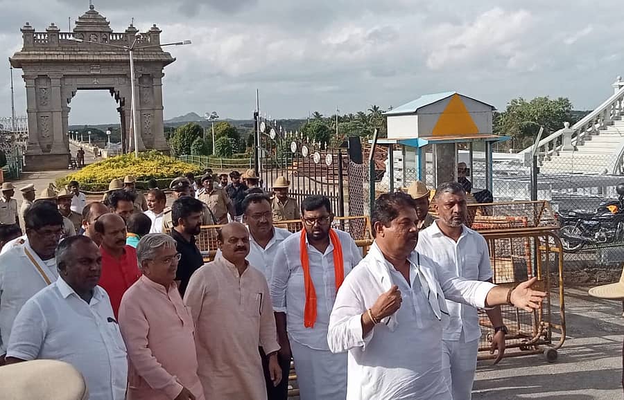 ಶಾಸಕ ಬಸವರಾಜ ಬೊಮ್ಮಾಯಿ ನೇತೃತ್ವದಲ್ಲಿ ಬಿಜೆಪಿ ಮುಖಂಡರ ತಂಡ ಕೆಆರ್ಎಸ್ ಜಲಾಶಯ ವೀಕ್ಷಣೆಗೆ ತೆರಳಿತು